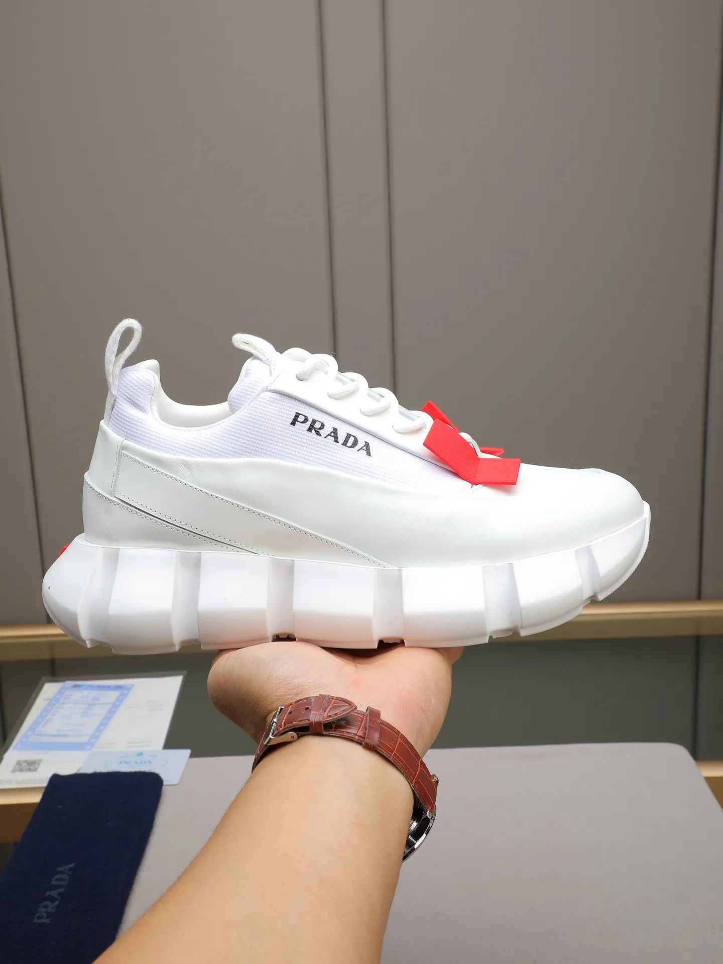 PP500 PRADA/Prada men's lace-up casual sports shoes, the upper is made of imported first-layer calfskin, soft, comfortable and breathable ➕ washed sheepskin lining! The tongue is decorated with the PRADA brand letter logo. The rubber thick sole echoes the red label tongue. The style is fashionable and elegant. The details are carefully crafted. A casual sports shoe with a super western style and excellent breathability!  Size: 38-44 (45 46 customized)
